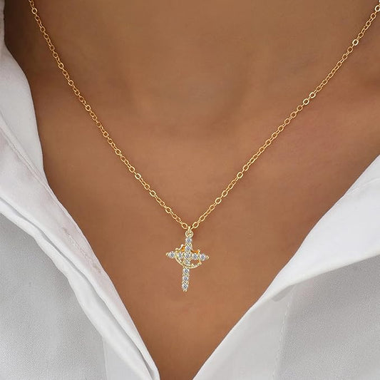 ✨ Collar Cruz Dorada con Brillantes – Elegancia que resalta tu estilo